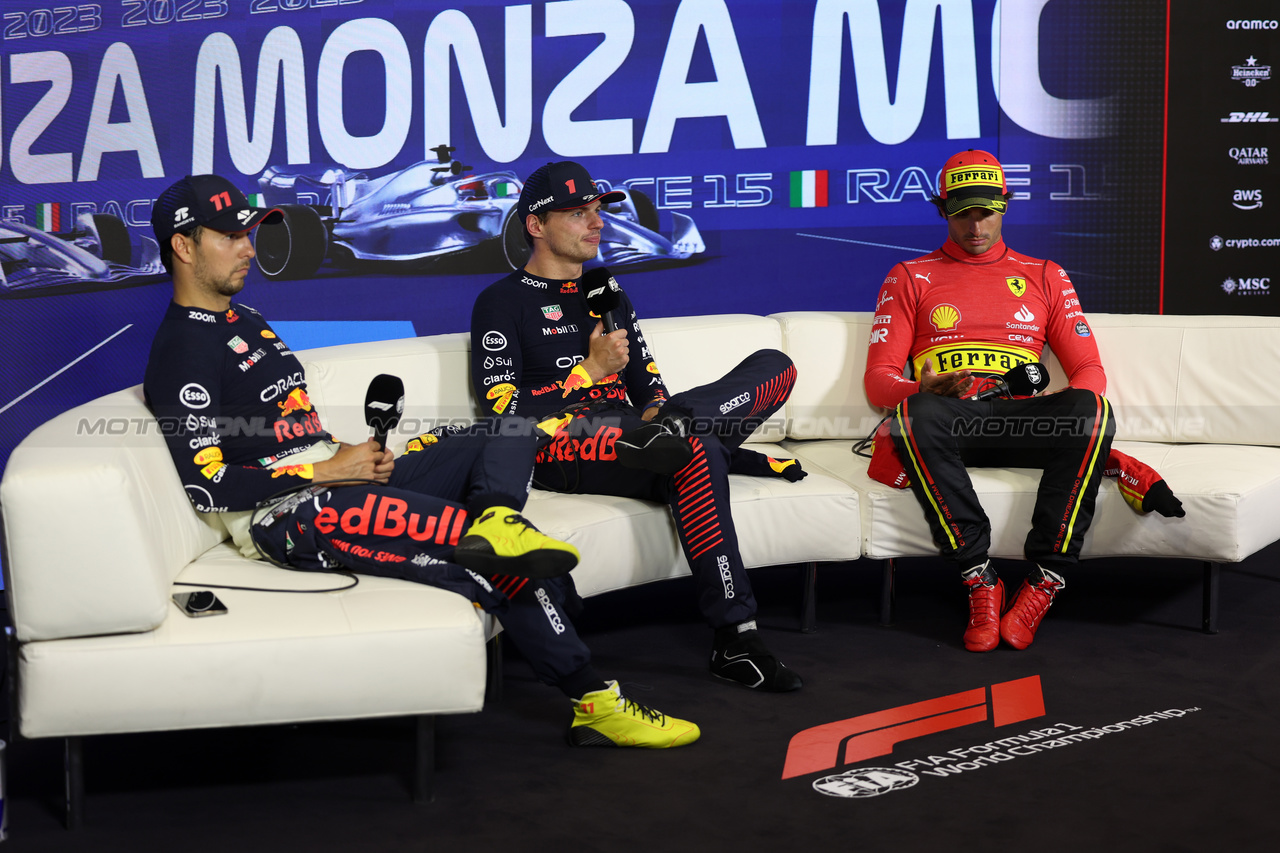 GP ITALIA, (L to R): Sergio Perez (MEX) Red Bull Racing; Max Verstappen (NLD) Red Bull Racing; e Carlos Sainz Jr (ESP) Ferrari, in the post race FIA Press Conference.

03.09.2023. Formula 1 World Championship, Rd 15, Italian Grand Prix, Monza, Italy, Gara Day.

 - www.xpbimages.com, EMail: requests@xpbimages.com © Copyright: Staley / XPB Images