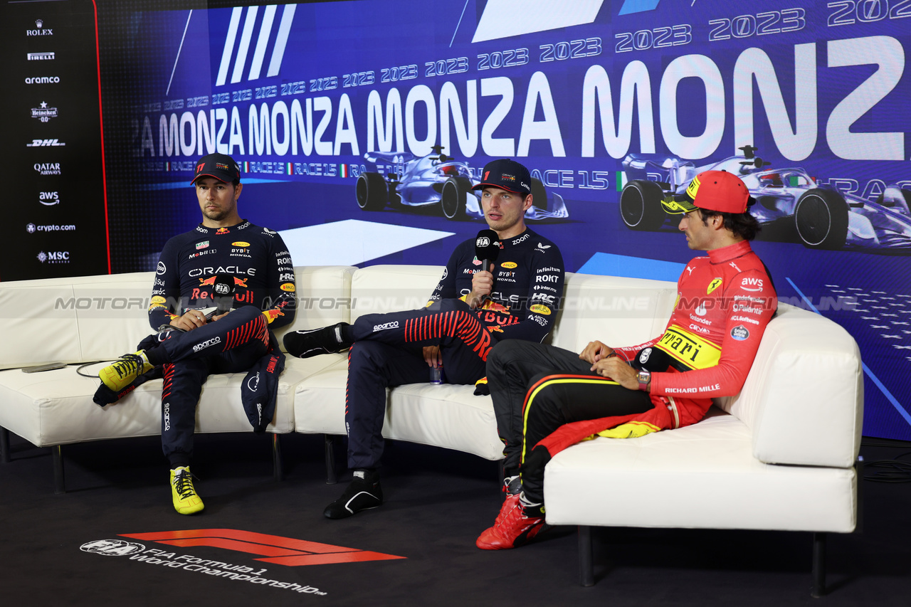 GP ITALIA, (L to R): Sergio Perez (MEX) Red Bull Racing; Max Verstappen (NLD) Red Bull Racing; e Carlos Sainz Jr (ESP) Ferrari, in the post race FIA Press Conference.

03.09.2023. Formula 1 World Championship, Rd 15, Italian Grand Prix, Monza, Italy, Gara Day.

 - www.xpbimages.com, EMail: requests@xpbimages.com © Copyright: Staley / XPB Images