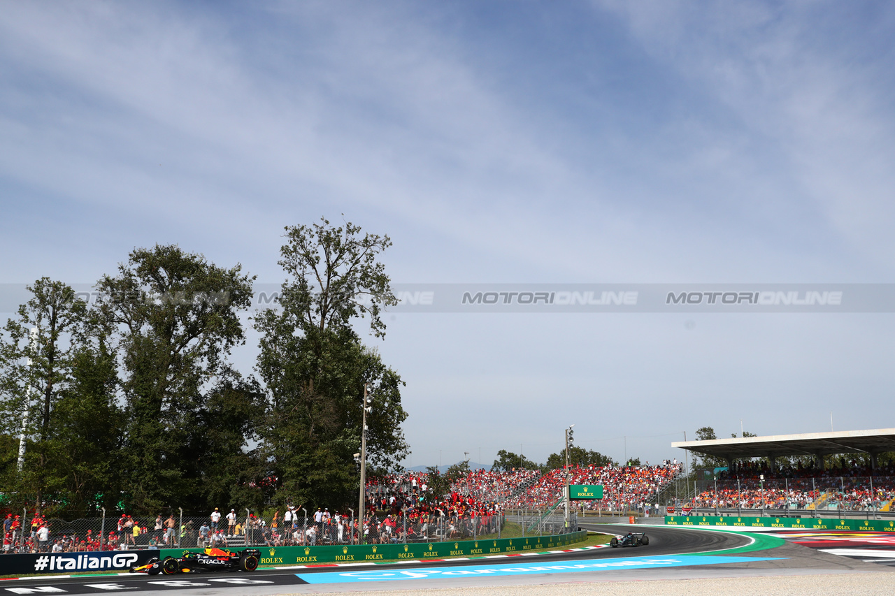 GP ITALIA, Sergio Perez (MEX) Red Bull Racing RB19.

03.09.2023. Formula 1 World Championship, Rd 15, Italian Grand Prix, Monza, Italy, Gara Day.

 - www.xpbimages.com, EMail: requests@xpbimages.com © Copyright: Staley / XPB Images