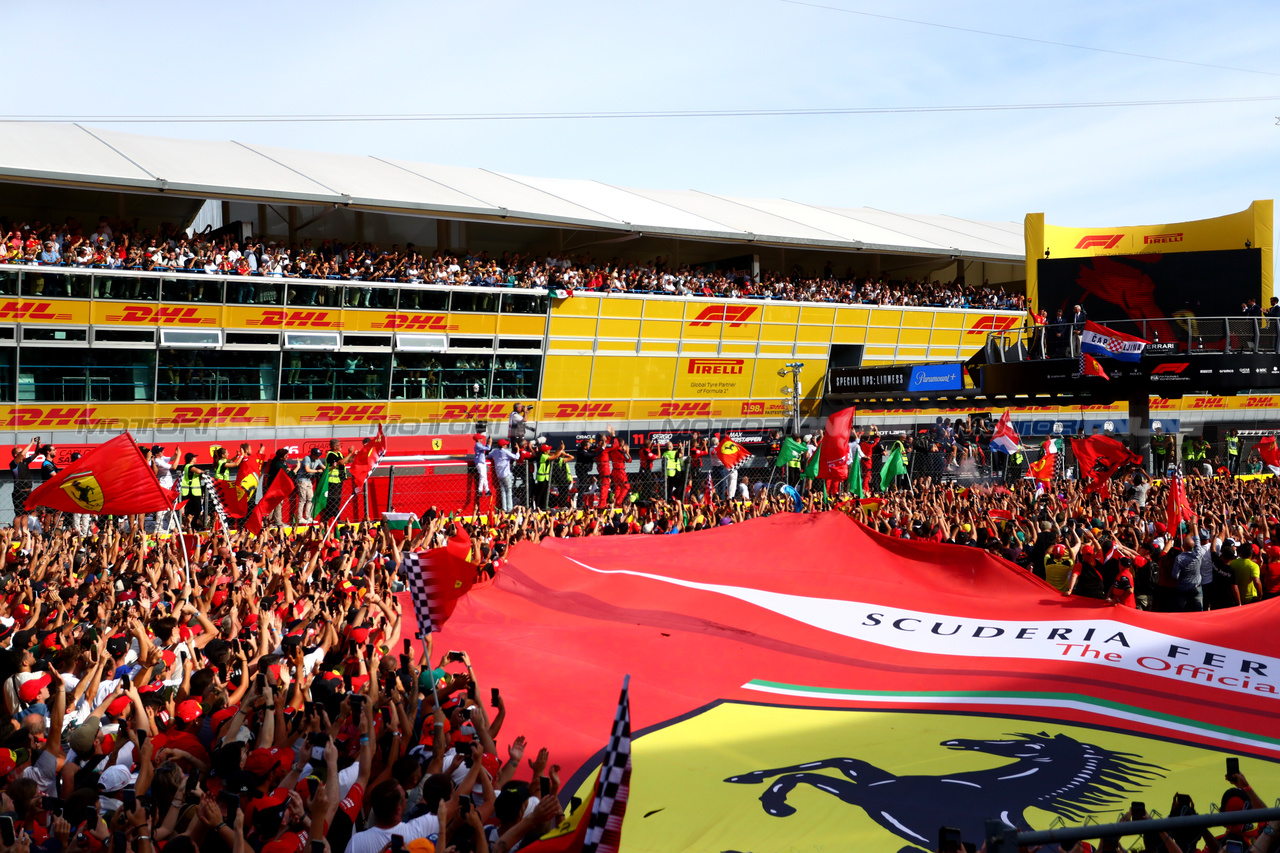 GP ITALIA, Circuit Atmosfera - large Ferrari flag at the podium.

03.09.2023. Formula 1 World Championship, Rd 15, Italian Grand Prix, Monza, Italy, Gara Day.

 - www.xpbimages.com, EMail: requests@xpbimages.com © Copyright: Staley / XPB Images