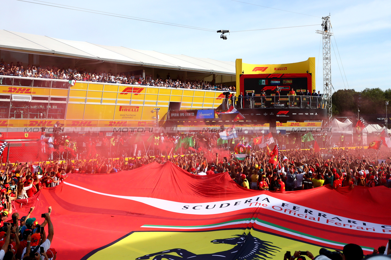 GP ITALIA, Circuit Atmosfera - large Ferrari flag at the podium.

03.09.2023. Formula 1 World Championship, Rd 15, Italian Grand Prix, Monza, Italy, Gara Day.

 - www.xpbimages.com, EMail: requests@xpbimages.com © Copyright: Staley / XPB Images