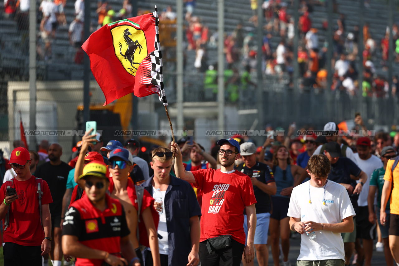 GP ITALIA, Circuit Atmosfera - fans on the circuit after the end of the race.

03.09.2023. Formula 1 World Championship, Rd 15, Italian Grand Prix, Monza, Italy, Gara Day.

 - www.xpbimages.com, EMail: requests@xpbimages.com © Copyright: Coates / XPB Images