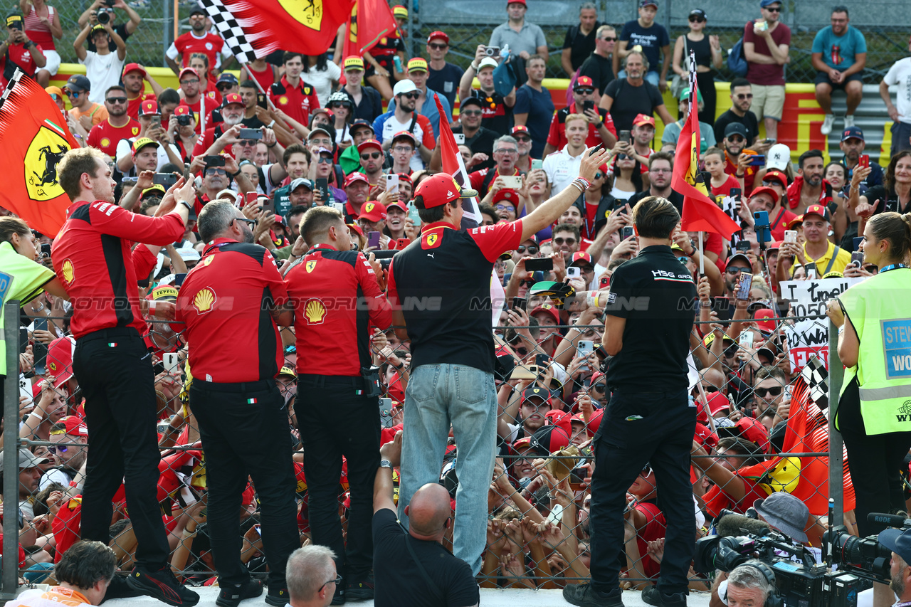 GP ITALIA, Charles Leclerc (MON) Ferrari with fans on the circuit after the end of the race.

03.09.2023. Formula 1 World Championship, Rd 15, Italian Grand Prix, Monza, Italy, Gara Day.

 - www.xpbimages.com, EMail: requests@xpbimages.com © Copyright: Coates / XPB Images