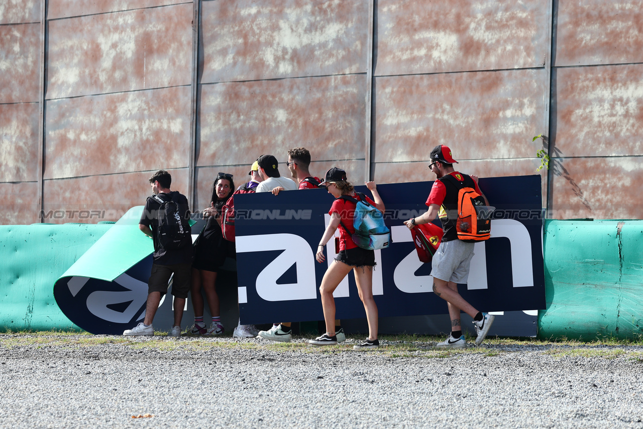 GP ITALIA, Circuit Atmosfera - fans on the circuit after the end of the race.

03.09.2023. Formula 1 World Championship, Rd 15, Italian Grand Prix, Monza, Italy, Gara Day.

 - www.xpbimages.com, EMail: requests@xpbimages.com © Copyright: Coates / XPB Images