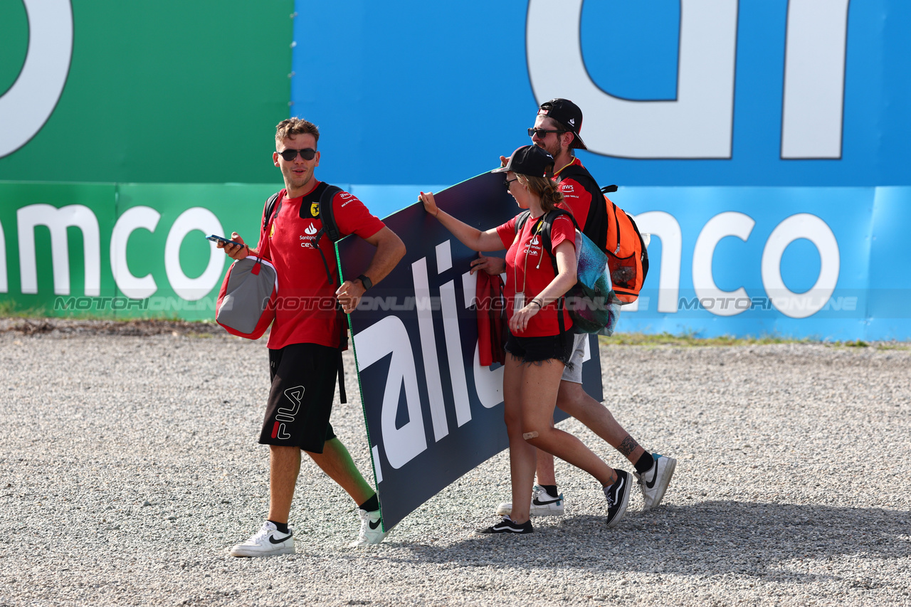 GP ITALIA, Circuit Atmosfera - fans on the circuit after the end of the race.

03.09.2023. Formula 1 World Championship, Rd 15, Italian Grand Prix, Monza, Italy, Gara Day.

 - www.xpbimages.com, EMail: requests@xpbimages.com © Copyright: Coates / XPB Images
