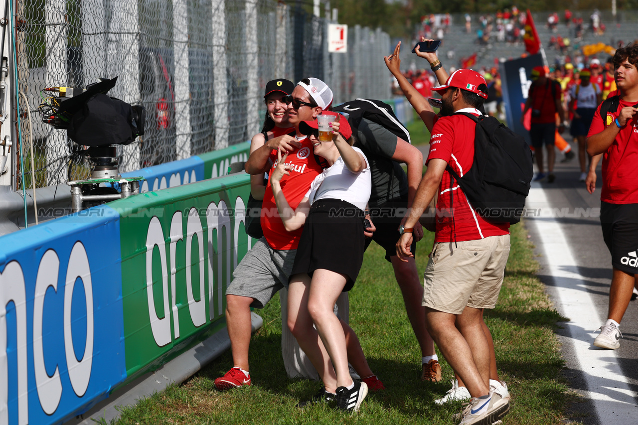 GP ITALIA, Circuit Atmosfera - fans on the circuit after the end of the race.

03.09.2023. Formula 1 World Championship, Rd 15, Italian Grand Prix, Monza, Italy, Gara Day.

 - www.xpbimages.com, EMail: requests@xpbimages.com © Copyright: Coates / XPB Images