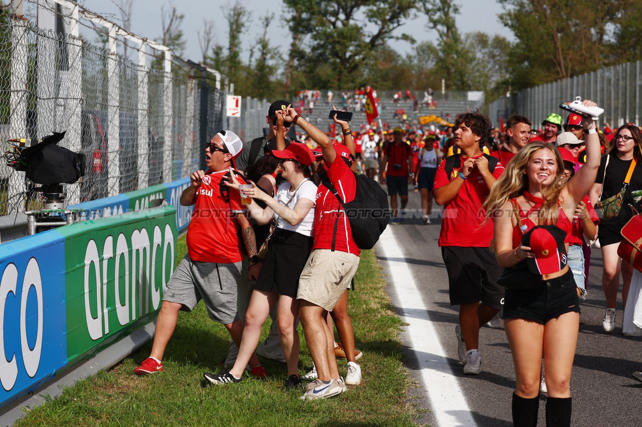 GP ITALIA, Circuit Atmosfera - fans on the circuit after the end of the race.

03.09.2023. Formula 1 World Championship, Rd 15, Italian Grand Prix, Monza, Italy, Gara Day.

 - www.xpbimages.com, EMail: requests@xpbimages.com © Copyright: Coates / XPB Images