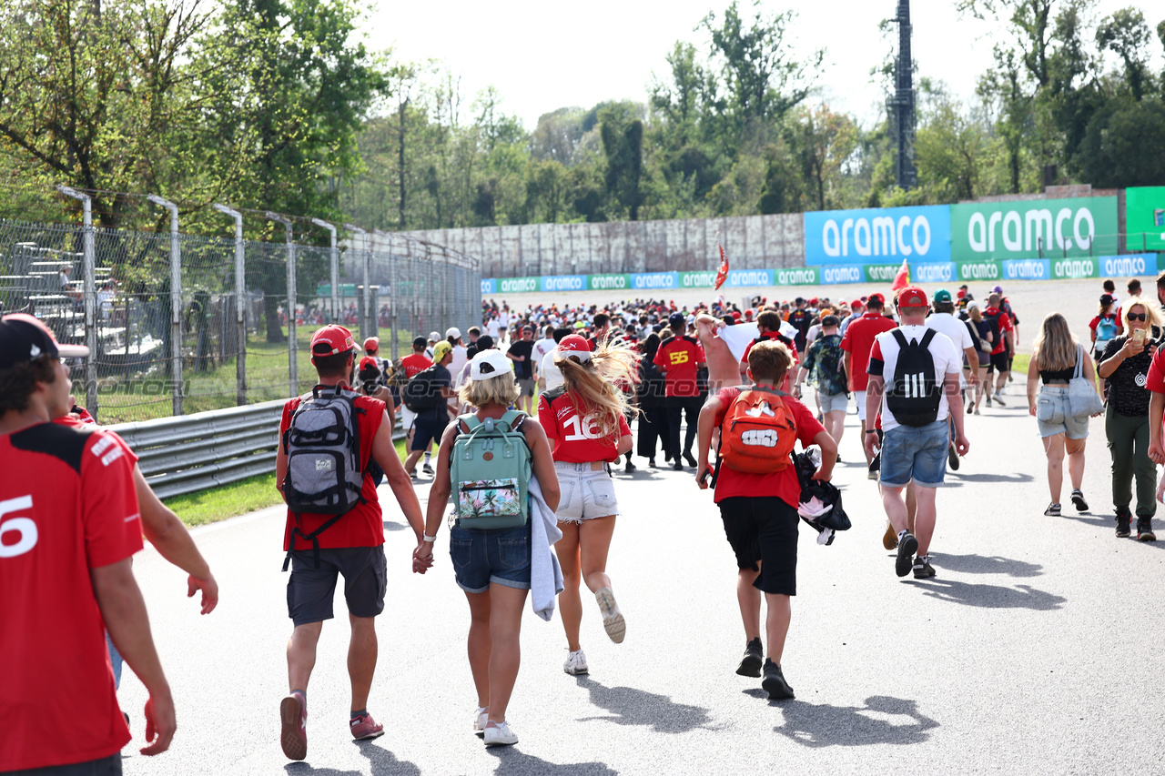 GP ITALIA, Circuit Atmosfera - fans on the circuit after the end of the race.

03.09.2023. Formula 1 World Championship, Rd 15, Italian Grand Prix, Monza, Italy, Gara Day.

 - www.xpbimages.com, EMail: requests@xpbimages.com © Copyright: Coates / XPB Images