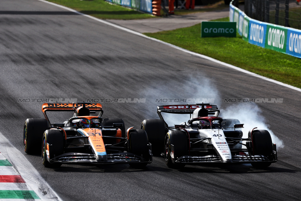 GP ITALIA, Oscar Piastri (AUS) McLaren MCL60 e Liam Lawson (NZL) AlphaTauri AT04 battle for position.

03.09.2023. Formula 1 World Championship, Rd 15, Italian Grand Prix, Monza, Italy, Gara Day.

 - www.xpbimages.com, EMail: requests@xpbimages.com © Copyright: Coates / XPB Images