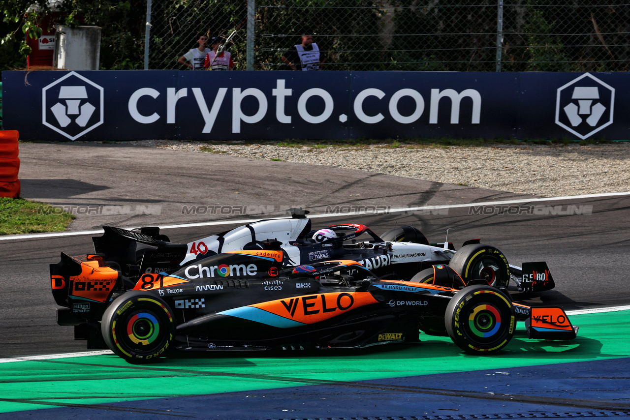 GP ITALIA, Oscar Piastri (AUS) McLaren MCL60 e Liam Lawson (NZL) AlphaTauri AT04 battle for position.

03.09.2023. Formula 1 World Championship, Rd 15, Italian Grand Prix, Monza, Italy, Gara Day.

 - www.xpbimages.com, EMail: requests@xpbimages.com © Copyright: Coates / XPB Images