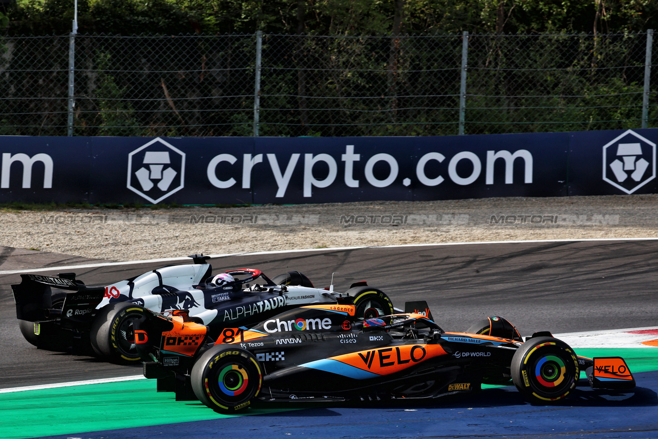 GP ITALIA, Oscar Piastri (AUS) McLaren MCL60 e Liam Lawson (NZL) AlphaTauri AT04 battle for position.

03.09.2023. Formula 1 World Championship, Rd 15, Italian Grand Prix, Monza, Italy, Gara Day.

 - www.xpbimages.com, EMail: requests@xpbimages.com © Copyright: Coates / XPB Images