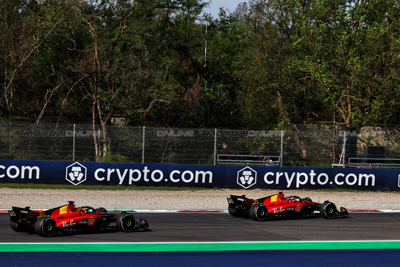 GP ITALIA, Charles Leclerc (MON) Ferrari SF-23 e Carlos Sainz Jr (ESP) Ferrari SF-23 battle for position.

03.09.2023. Formula 1 World Championship, Rd 15, Italian Grand Prix, Monza, Italy, Gara Day.

 - www.xpbimages.com, EMail: requests@xpbimages.com © Copyright: Coates / XPB Images