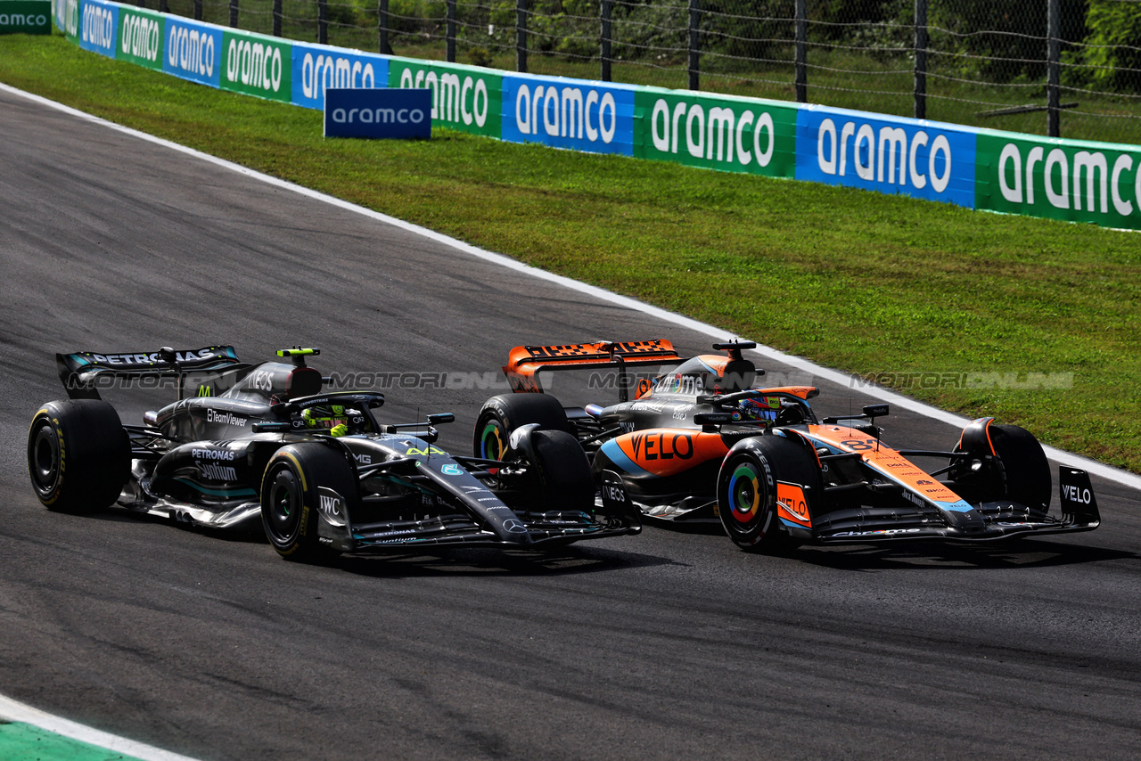 GP ITALIA, Lewis Hamilton (GBR) Mercedes AMG F1 W14 e Oscar Piastri (AUS) McLaren MCL60 battle for position.

03.09.2023. Formula 1 World Championship, Rd 15, Italian Grand Prix, Monza, Italy, Gara Day.

 - www.xpbimages.com, EMail: requests@xpbimages.com © Copyright: Coates / XPB Images