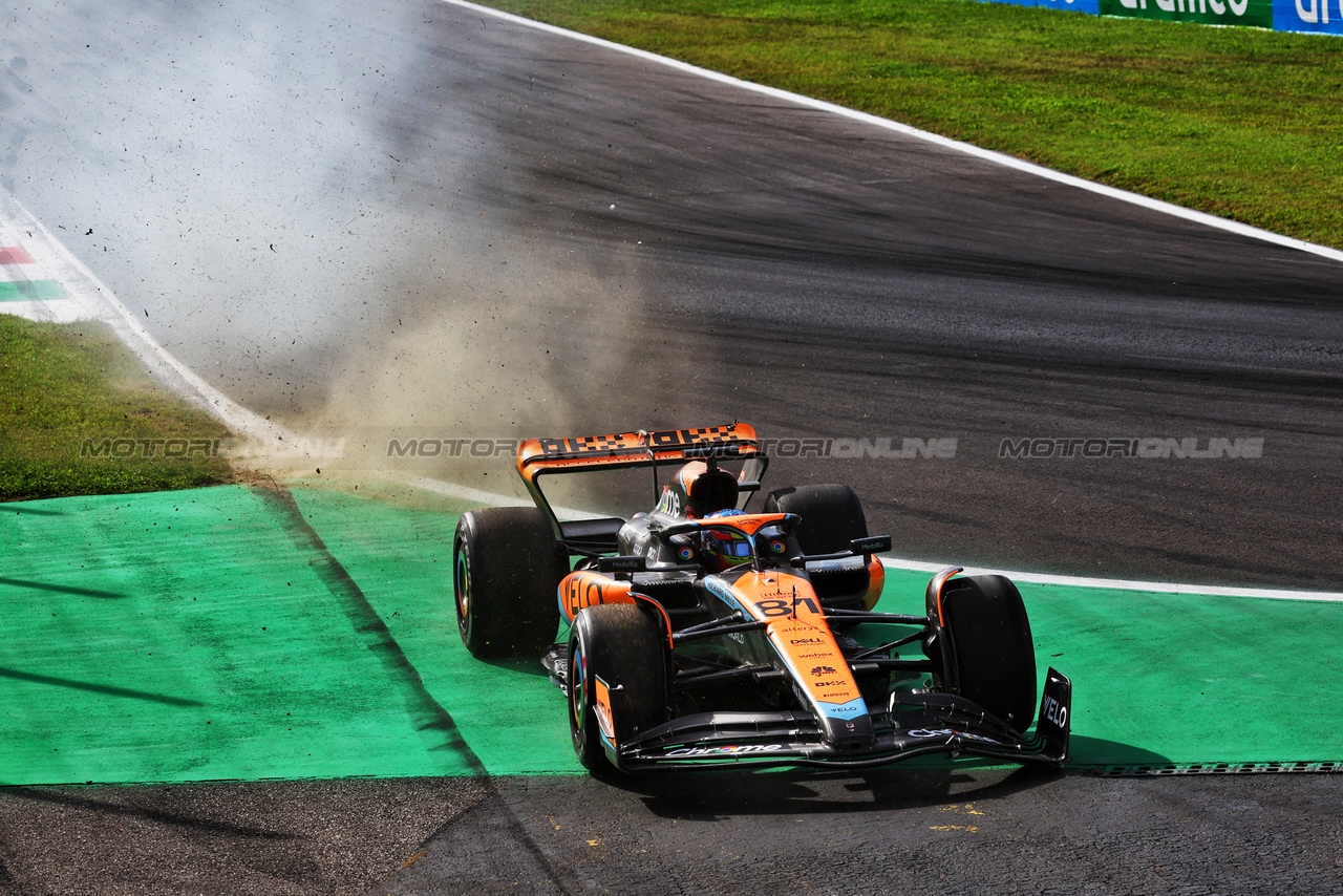 GP ITALIA, Oscar Piastri (AUS) McLaren MCL60 with a broken front wing.

03.09.2023. Formula 1 World Championship, Rd 15, Italian Grand Prix, Monza, Italy, Gara Day.

 - www.xpbimages.com, EMail: requests@xpbimages.com © Copyright: Coates / XPB Images
