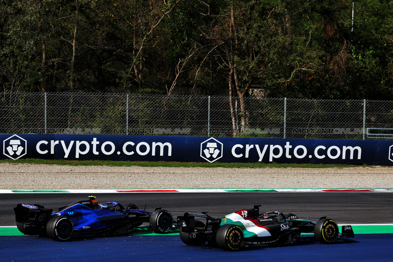 GP ITALIA, Valtteri Bottas (FIN) Alfa Romeo F1 Team C43 e Logan Sargeant (USA) Williams Racing FW45 battle for position.

03.09.2023. Formula 1 World Championship, Rd 15, Italian Grand Prix, Monza, Italy, Gara Day.

 - www.xpbimages.com, EMail: requests@xpbimages.com © Copyright: Coates / XPB Images