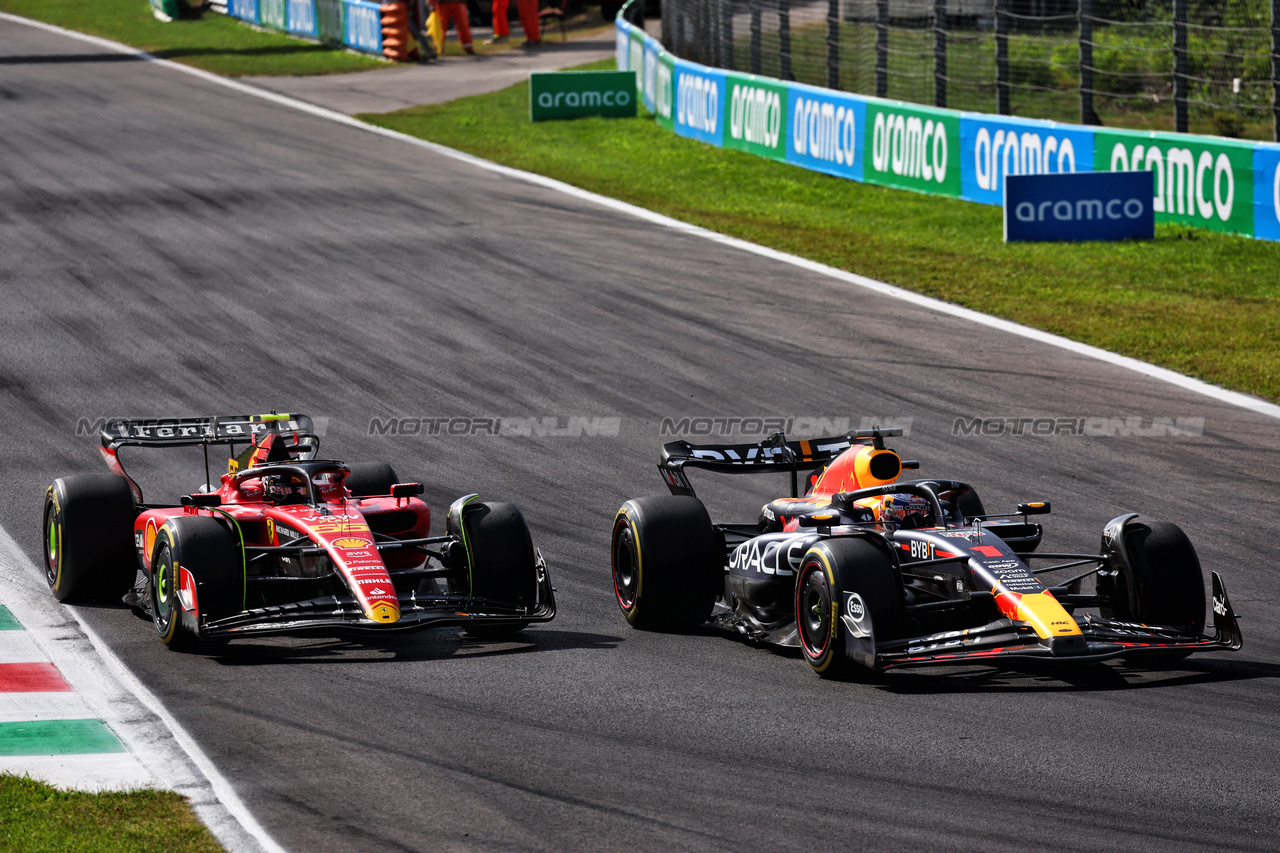 GP ITALIA, Max Verstappen (NLD) Red Bull Racing RB19 e Carlos Sainz Jr (ESP) Ferrari SF-23 battle for position.

03.09.2023. Formula 1 World Championship, Rd 15, Italian Grand Prix, Monza, Italy, Gara Day.

 - www.xpbimages.com, EMail: requests@xpbimages.com © Copyright: Coates / XPB Images