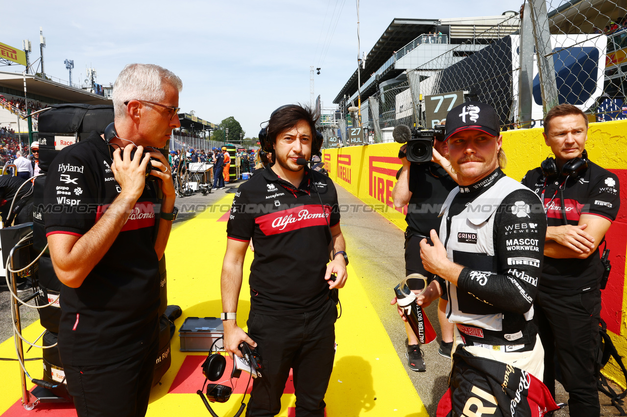 GP ITALIA, Valtteri Bottas (FIN) Alfa Romeo F1 Team on the grid with Alessandro Alunni Bravi (ITA) Alfa Romeo F1 Team Managing Director e Team Representative e Alexander Chan, Alfa Romeo F1 Team Gara Engineer.

03.09.2023. Formula 1 World Championship, Rd 15, Italian Grand Prix, Monza, Italy, Gara Day.

- www.xpbimages.com, EMail: requests@xpbimages.com © Copyright: Batchelor / XPB Images