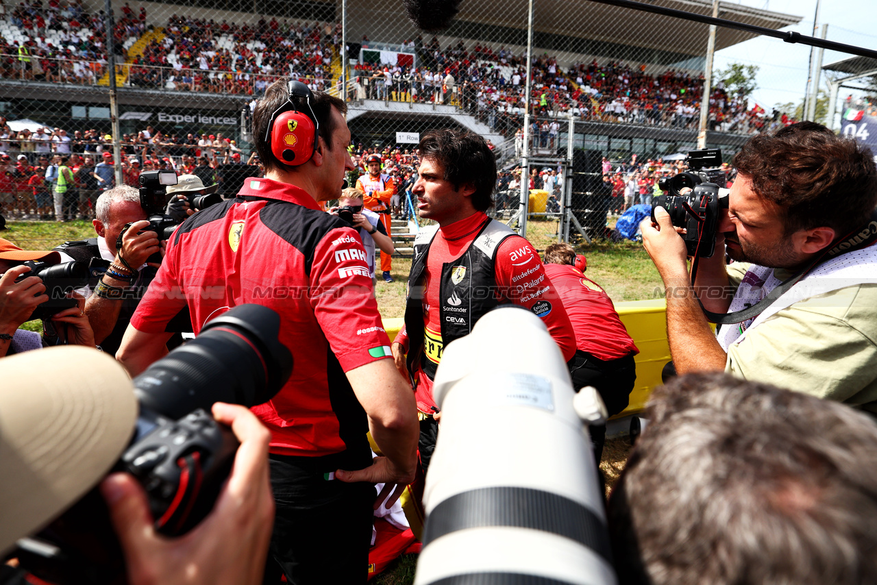 GP ITALIA, Carlos Sainz Jr (ESP) Ferrari on the grid.

03.09.2023. Formula 1 World Championship, Rd 15, Italian Grand Prix, Monza, Italy, Gara Day.

 - www.xpbimages.com, EMail: requests@xpbimages.com © Copyright: Coates / XPB Images