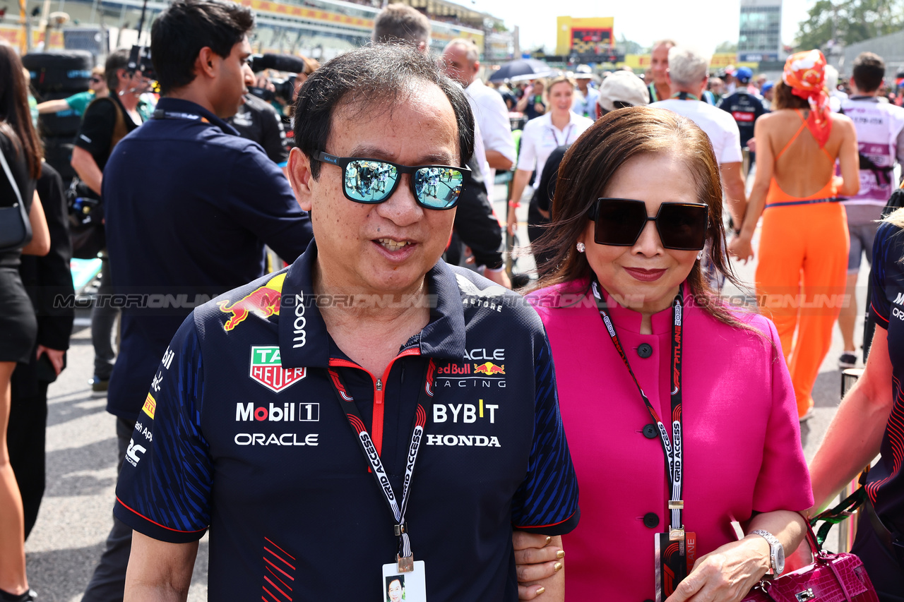 GP ITALIA, Chalerm Yoovidhya (THA) Red Bull Racing Co-Owner with sua moglie on the grid.

03.09.2023. Formula 1 World Championship, Rd 15, Italian Grand Prix, Monza, Italy, Gara Day.

- www.xpbimages.com, EMail: requests@xpbimages.com © Copyright: Batchelor / XPB Images