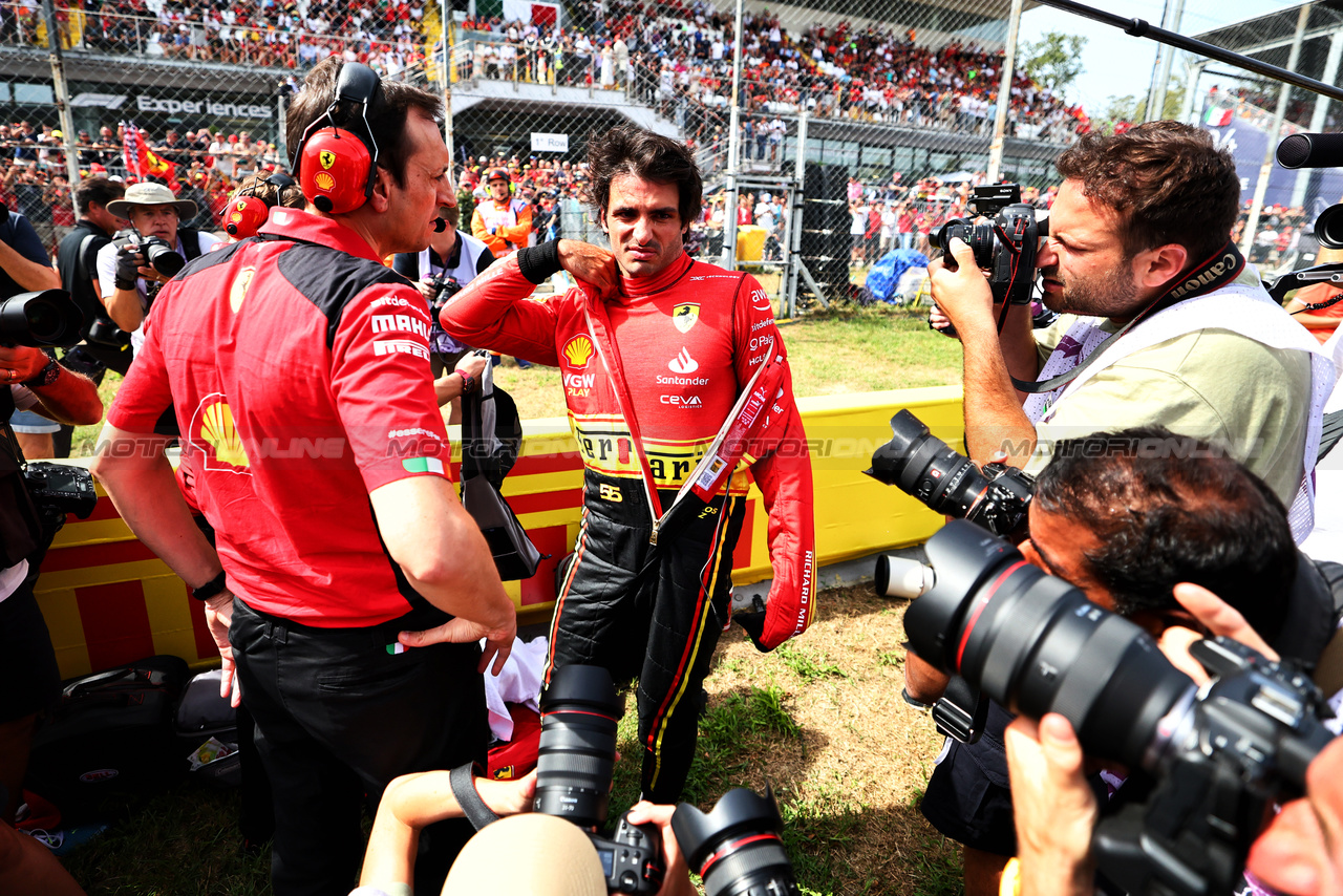 GP ITALIA, Carlos Sainz Jr (ESP) Ferrari on the grid.

03.09.2023. Formula 1 World Championship, Rd 15, Italian Grand Prix, Monza, Italy, Gara Day.

 - www.xpbimages.com, EMail: requests@xpbimages.com © Copyright: Coates / XPB Images