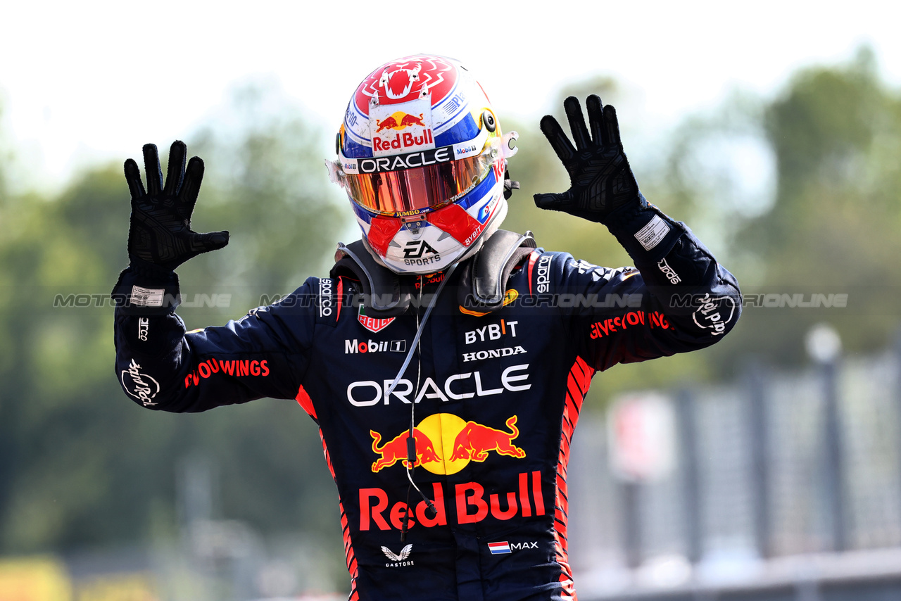 GP ITALIA, Gara winner Max Verstappen (NLD) Red Bull Racing celebrates in parc ferme.

03.09.2023. Formula 1 World Championship, Rd 15, Italian Grand Prix, Monza, Italy, Gara Day.

- www.xpbimages.com, EMail: requests@xpbimages.com © Copyright: Charniaux / XPB Images