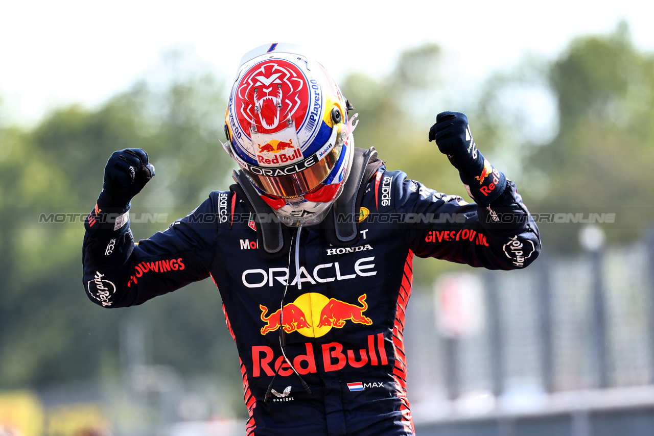 GP ITALIA, Gara winner Max Verstappen (NLD) Red Bull Racing celebrates in parc ferme.

03.09.2023. Formula 1 World Championship, Rd 15, Italian Grand Prix, Monza, Italy, Gara Day.

- www.xpbimages.com, EMail: requests@xpbimages.com © Copyright: Charniaux / XPB Images