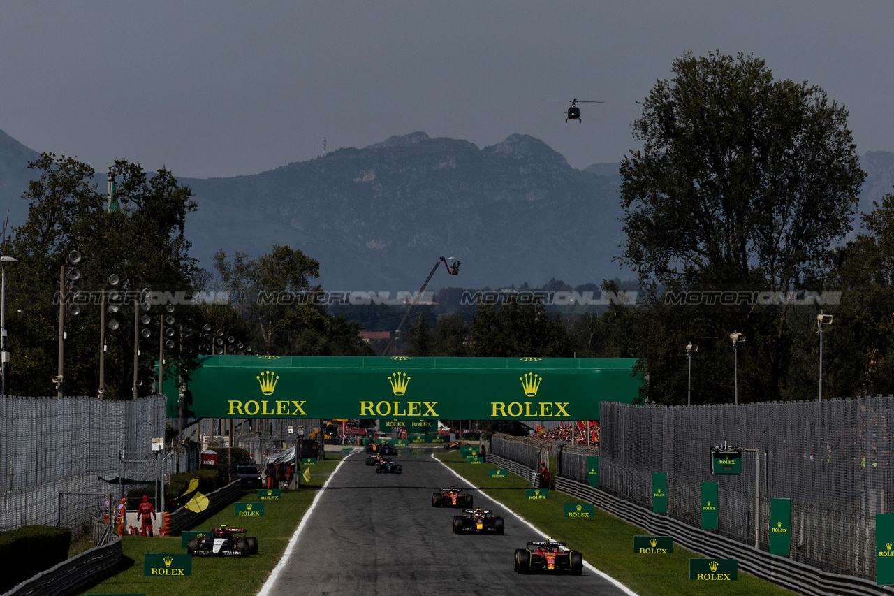 GP ITALIA, Carlos Sainz Jr (ESP) Ferrari SF-23 passes Yuki Tsunoda (JPN) AlphaTauri AT04, who stopped on the formation lap.

03.09.2023. Formula 1 World Championship, Rd 15, Italian Grand Prix, Monza, Italy, Gara Day.

 - www.xpbimages.com, EMail: requests@xpbimages.com © Copyright: Staley / XPB Images