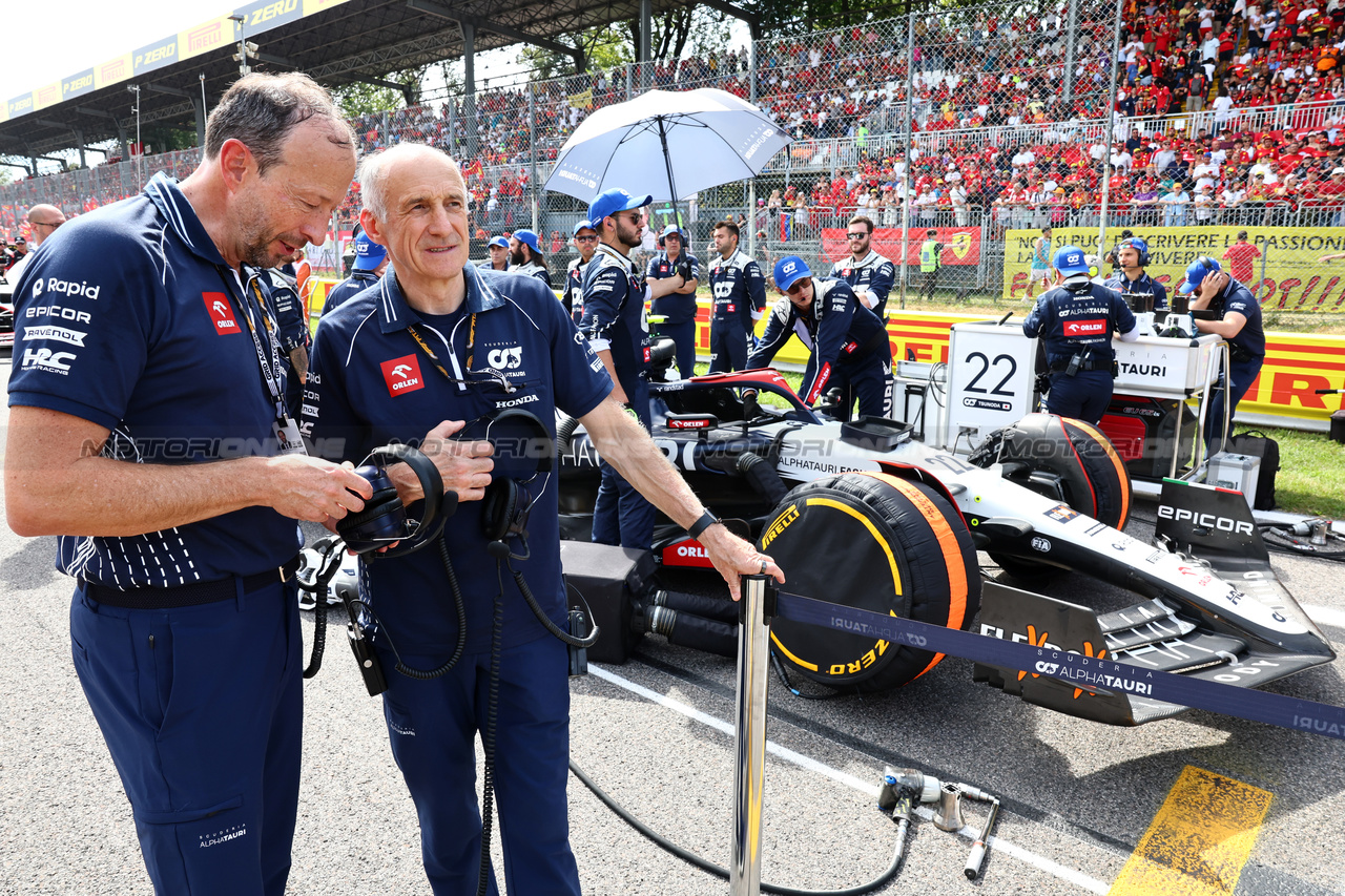 GP ITALIA, (L to R): Peter Bayer, AlphaTauri Chief Executive Officer on the grid with Franz Tost (AUT) AlphaTauri Team Principal.

03.09.2023. Formula 1 World Championship, Rd 15, Italian Grand Prix, Monza, Italy, Gara Day.

- www.xpbimages.com, EMail: requests@xpbimages.com © Copyright: Batchelor / XPB Images