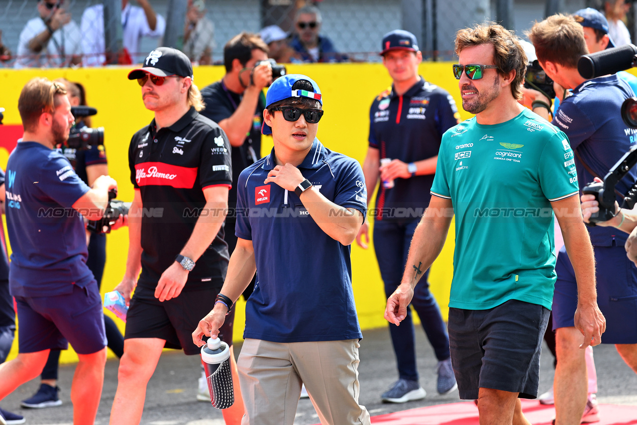 GP ITALIA, (L to R): Yuki Tsunoda (JPN) AlphaTauri e Fernando Alonso (ESP) Aston Martin F1 Team on the drivers' parade.

03.09.2023. Formula 1 World Championship, Rd 15, Italian Grand Prix, Monza, Italy, Gara Day.

- www.xpbimages.com, EMail: requests@xpbimages.com © Copyright: Batchelor / XPB Images