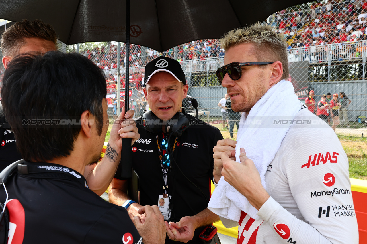 GP ITALIA, Nico Hulkenberg (GER) Haas F1 Team on the grid with Gary Gannon (GBR) Haas F1 Team Gara Engineer.

03.09.2023. Formula 1 World Championship, Rd 15, Italian Grand Prix, Monza, Italy, Gara Day.

- www.xpbimages.com, EMail: requests@xpbimages.com © Copyright: Batchelor / XPB Images