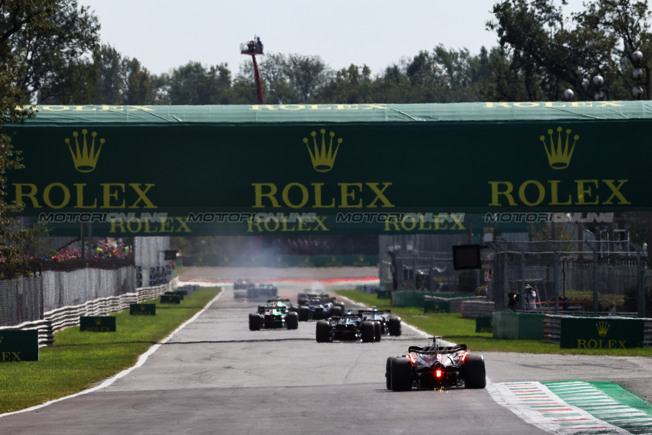 GP ITALIA, Kevin Magnussen (DEN) Haas VF-23 on the formation lap as Yuki Tsunoda (JPN) AlphaTauri AT04 stops.

03.09.2023. Formula 1 World Championship, Rd 15, Italian Grand Prix, Monza, Italy, Gara Day.

- www.xpbimages.com, EMail: requests@xpbimages.com © Copyright: Charniaux / XPB Images