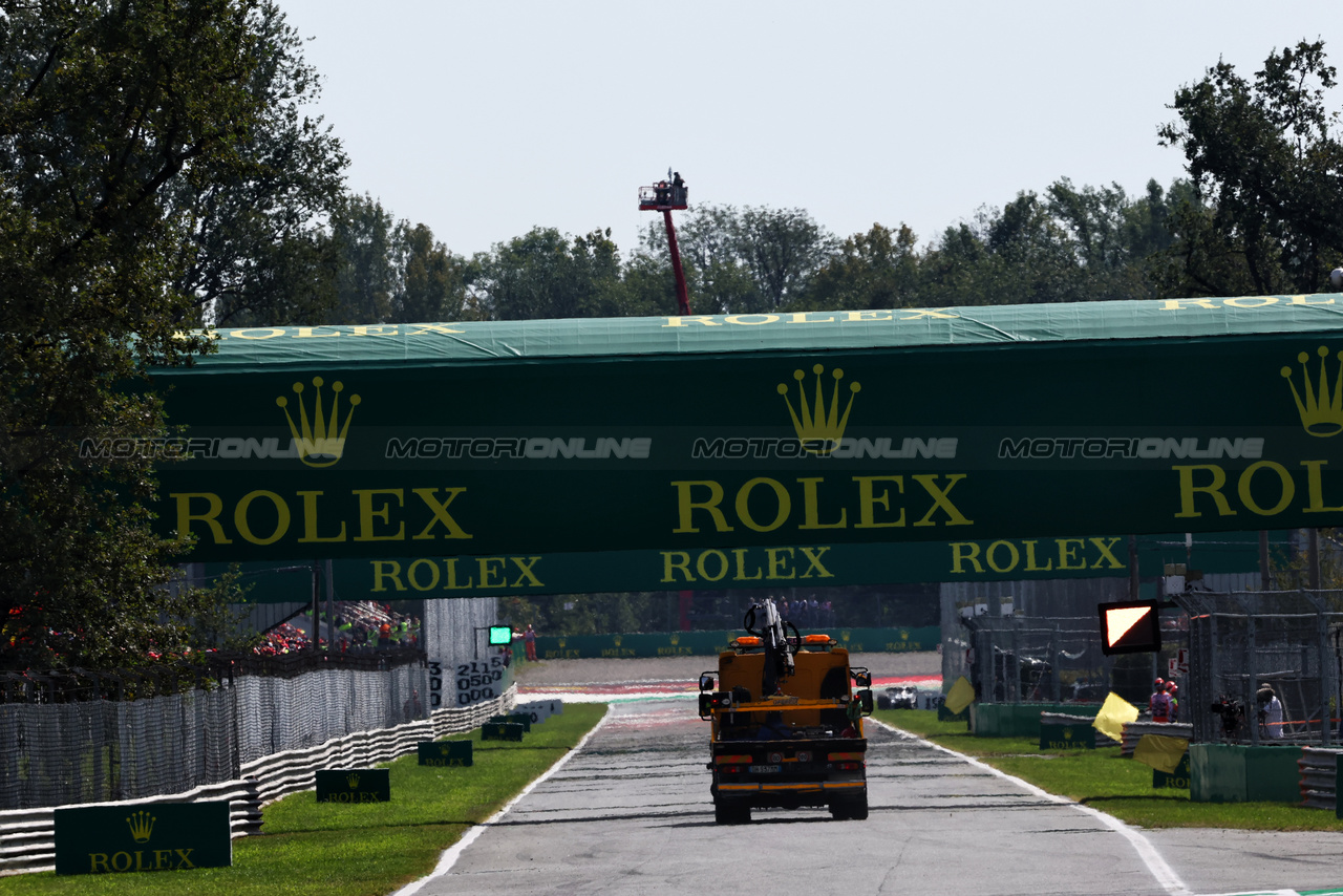 GP ITALIA, Truck arrives on the circuit to remove Yuki Tsunoda (JPN) AlphaTauri AT04 on the formation lap.

03.09.2023. Formula 1 World Championship, Rd 15, Italian Grand Prix, Monza, Italy, Gara Day.

- www.xpbimages.com, EMail: requests@xpbimages.com © Copyright: Charniaux / XPB Images