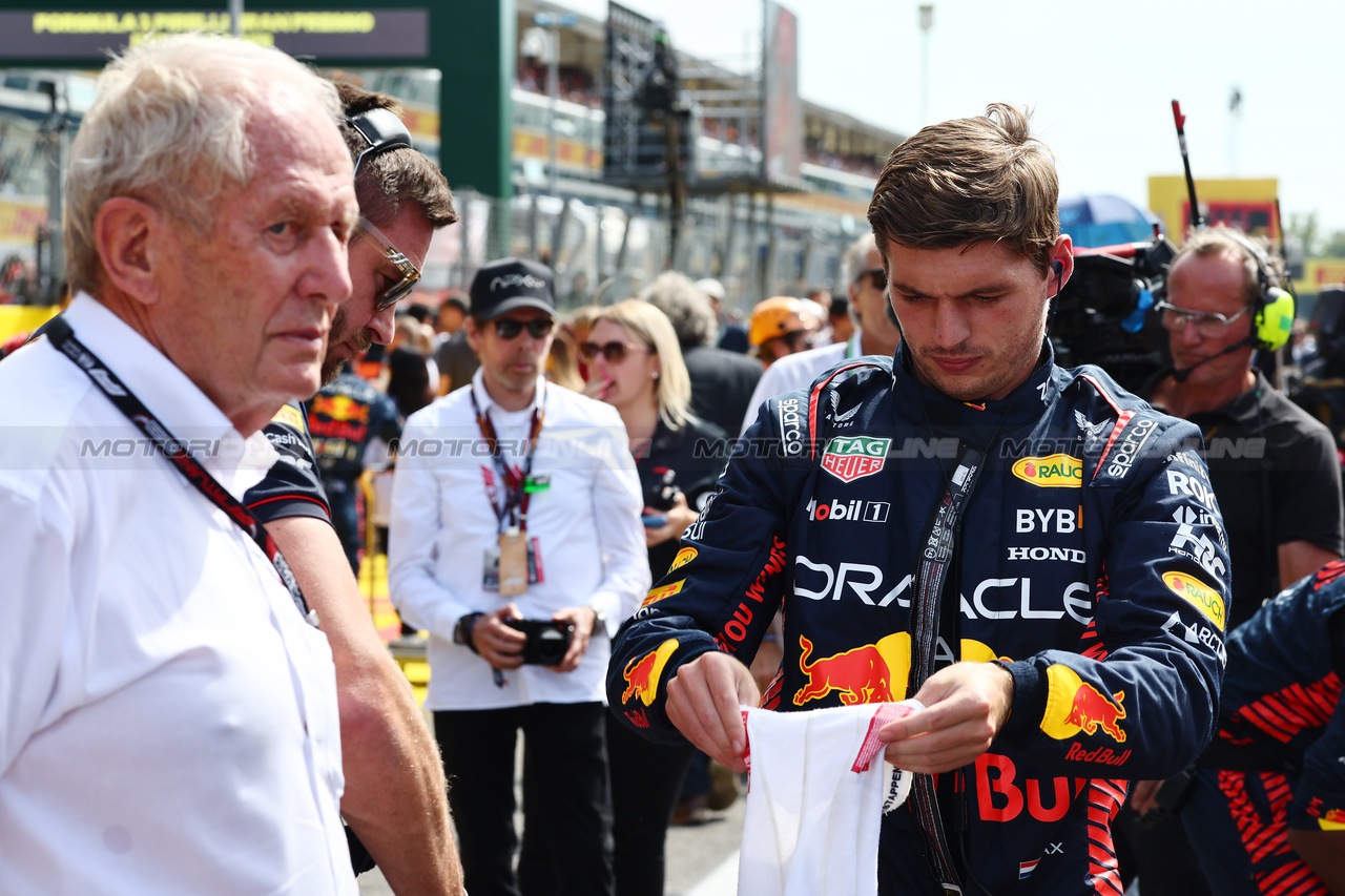 GP ITALIA, (L to R): Dr Helmut Marko (AUT) Red Bull Motorsport Consultant with Max Verstappen (NLD) Red Bull Racing on the grid.

03.09.2023. Formula 1 World Championship, Rd 15, Italian Grand Prix, Monza, Italy, Gara Day.

- www.xpbimages.com, EMail: requests@xpbimages.com © Copyright: Batchelor / XPB Images