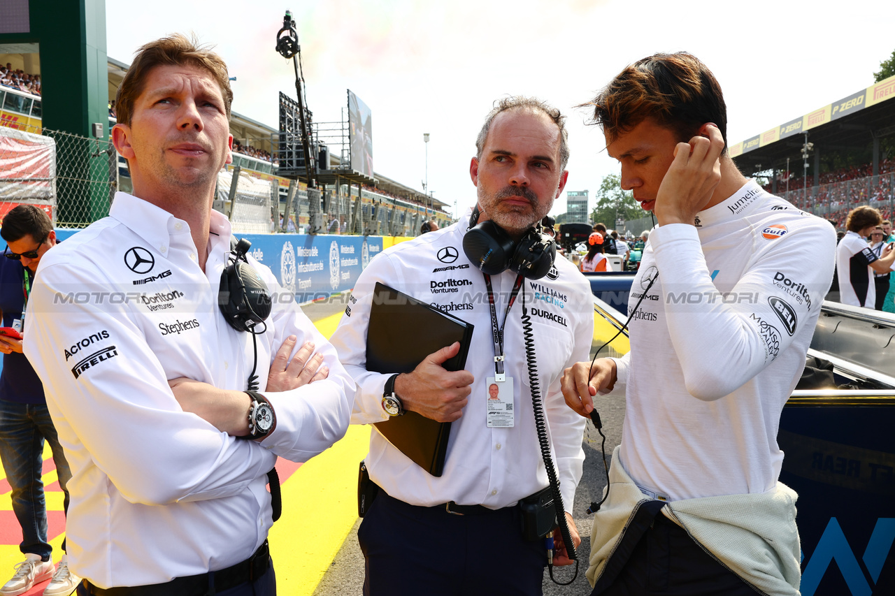 GP ITALIA, (L to R): James Vowles (GBR) Williams Racing Team Principal on the grid with James Urwin (GBR) Williams Racing Gara Engineer e Alexander Albon (THA) Williams Racing.

03.09.2023. Formula 1 World Championship, Rd 15, Italian Grand Prix, Monza, Italy, Gara Day.

- www.xpbimages.com, EMail: requests@xpbimages.com © Copyright: Batchelor / XPB Images