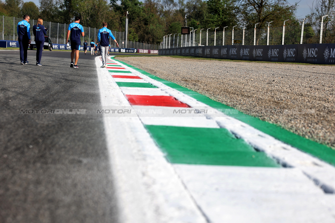 GP ITALIA, Logan Sargeant (USA) Williams Racing walks the circuit with the team.

31.08.2023. Formula 1 World Championship, Rd 15, Italian Grand Prix, Monza, Italy, Preparation Day.

- www.xpbimages.com, EMail: requests@xpbimages.com © Copyright: Bearne / XPB Images