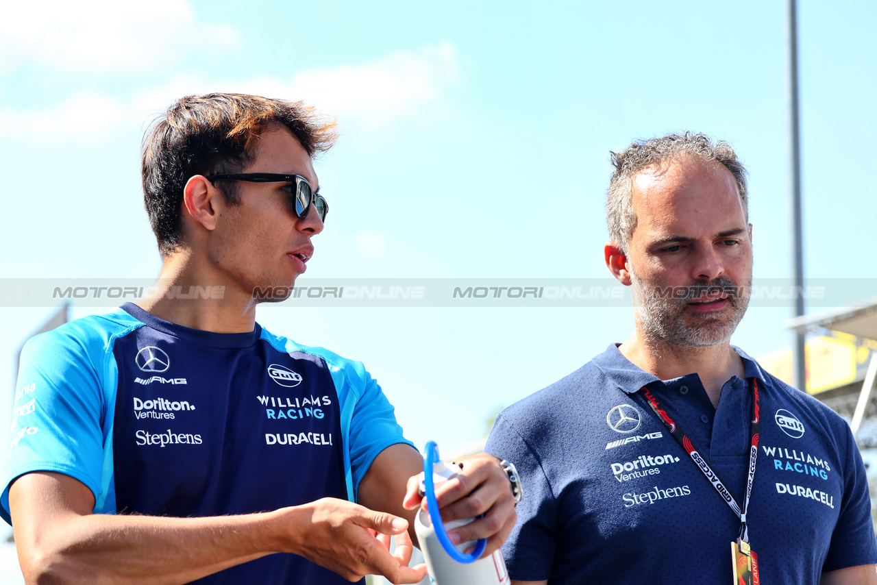 GP ITALIA, (L to R): Alexander Albon (THA) Williams Racing with James Urwin (GBR) Williams Racing Gara Engineer.

31.08.2023. Formula 1 World Championship, Rd 15, Italian Grand Prix, Monza, Italy, Preparation Day.

- www.xpbimages.com, EMail: requests@xpbimages.com © Copyright: Batchelor / XPB Images