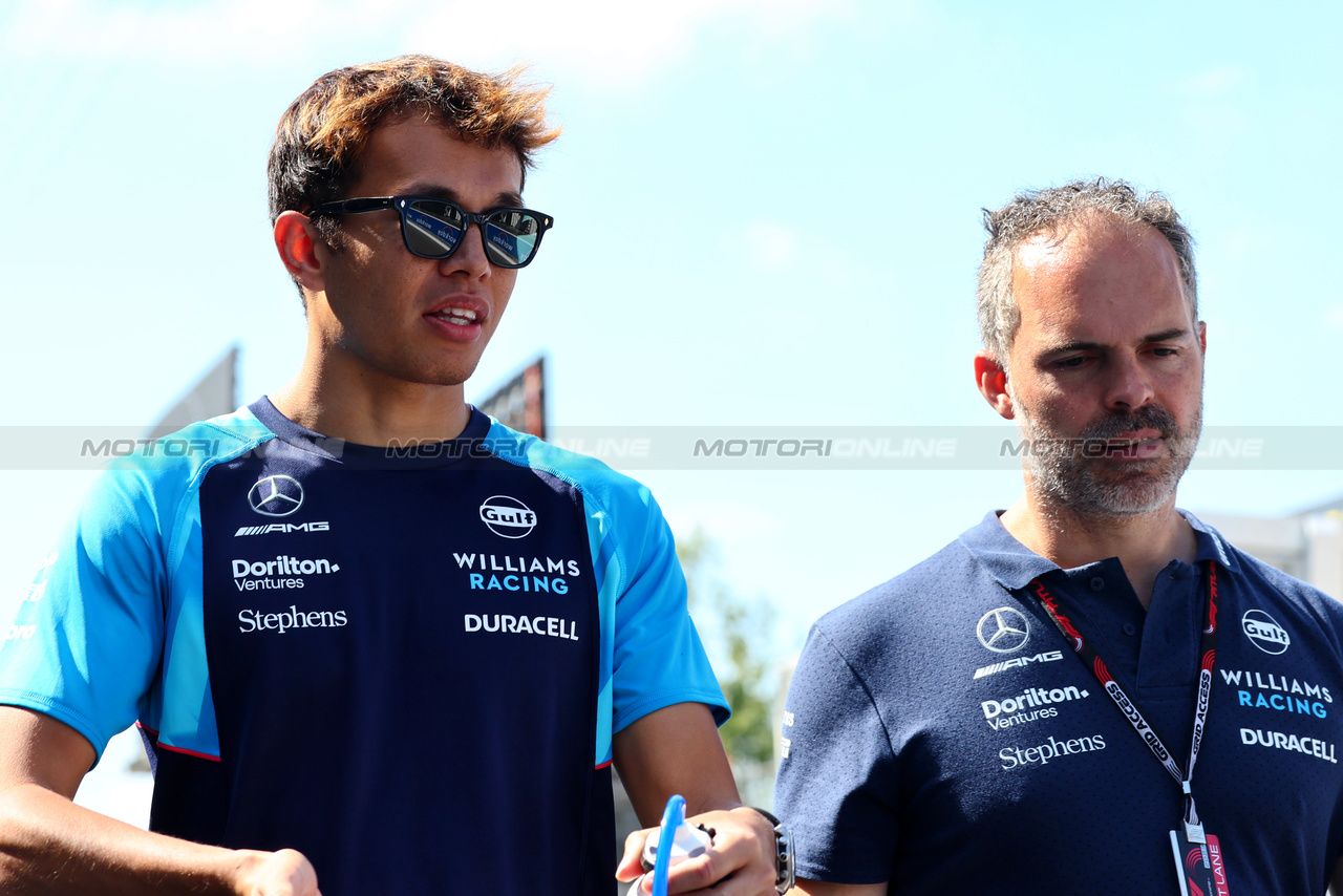 GP ITALIA, (L to R): Alexander Albon (THA) Williams Racing with James Urwin (GBR) Williams Racing Gara Engineer.

31.08.2023. Formula 1 World Championship, Rd 15, Italian Grand Prix, Monza, Italy, Preparation Day.

- www.xpbimages.com, EMail: requests@xpbimages.com © Copyright: Batchelor / XPB Images