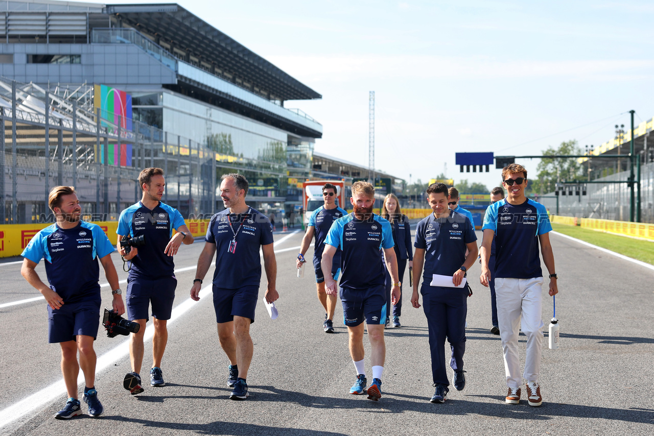 GP ITALIA, Alexander Albon (THA) Williams Racing walks the circuit with the team.

31.08.2023. Formula 1 World Championship, Rd 15, Italian Grand Prix, Monza, Italy, Preparation Day.

- www.xpbimages.com, EMail: requests@xpbimages.com © Copyright: Bearne / XPB Images