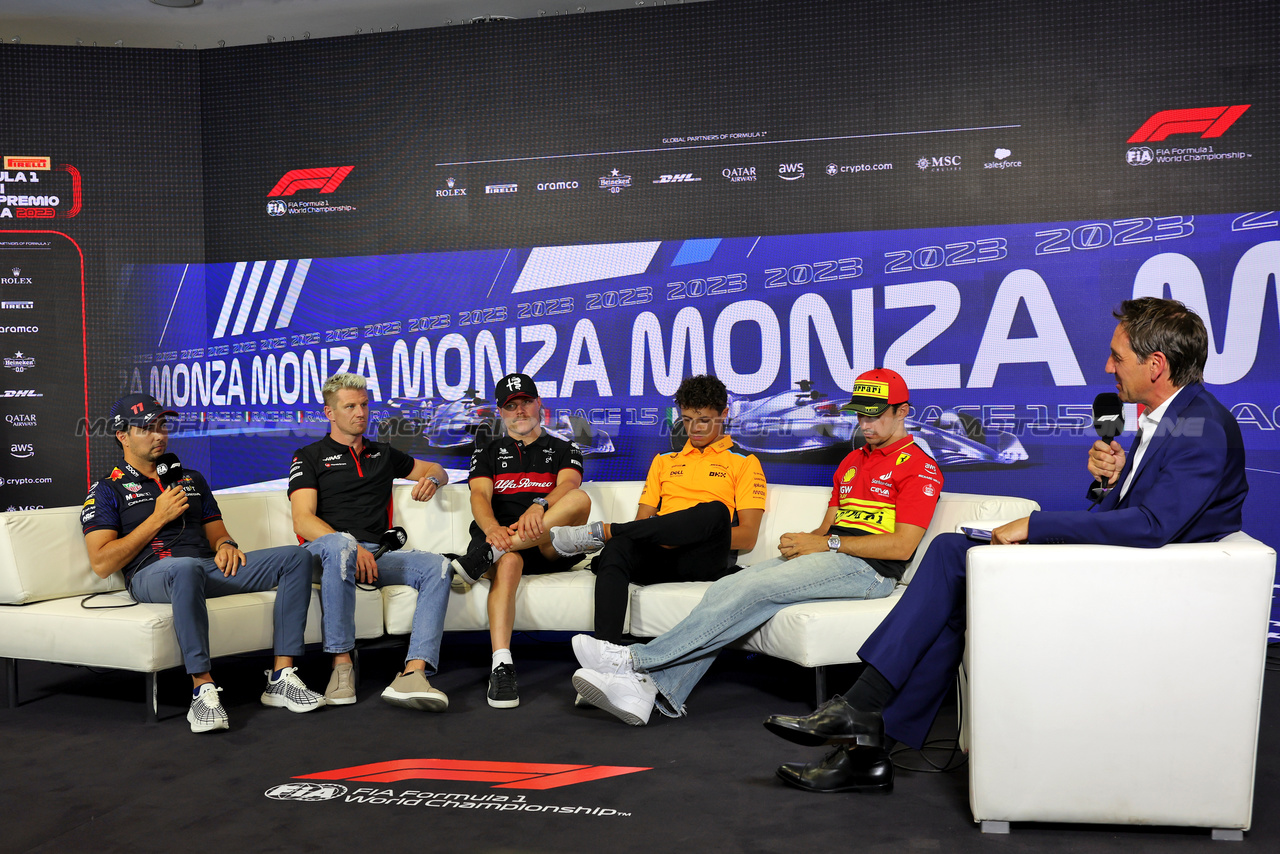 GP ITALIA, (L to R): Sergio Perez (MEX) Red Bull Racing RB19; Nico Hulkenberg (GER) Haas F1 Team; Valtteri Bottas (FIN) Alfa Romeo F1 Team; Lando Norris (GBR) McLaren; e Charles Leclerc (MON) Ferrari, in the FIA Press Conference.

31.08.2023. Formula 1 World Championship, Rd 15, Italian Grand Prix, Monza, Italy, Preparation Day.

 - www.xpbimages.com, EMail: requests@xpbimages.com © Copyright: Staley / XPB Images