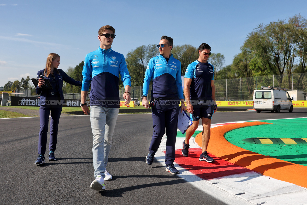 GP ITALIA, Logan Sargeant (USA) Williams Racing walks the circuit with the team.

31.08.2023. Formula 1 World Championship, Rd 15, Italian Grand Prix, Monza, Italy, Preparation Day.

- www.xpbimages.com, EMail: requests@xpbimages.com © Copyright: Bearne / XPB Images