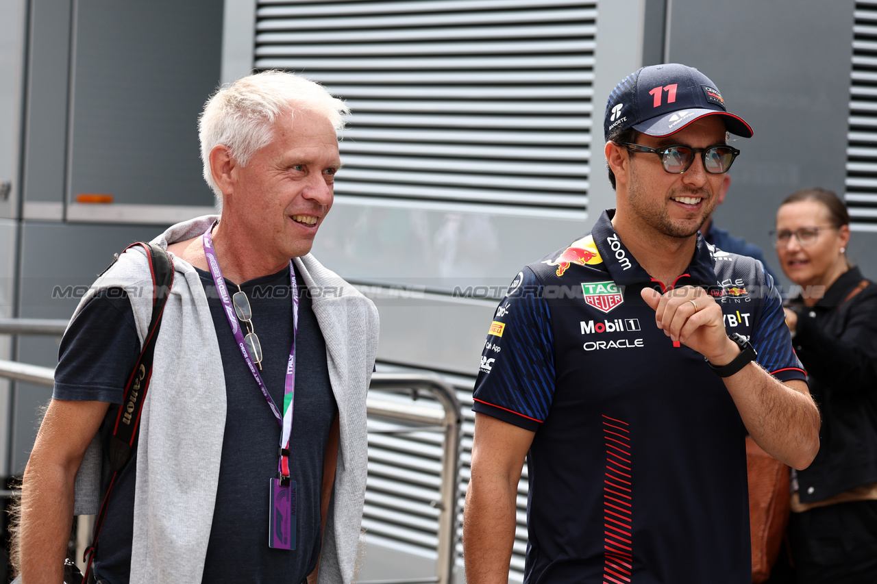 GP ITALIA, (L to R): Daniel Reinhardt (GER) Photographer with Sergio Perez (MEX) Red Bull Racing.

31.08.2023. Formula 1 World Championship, Rd 15, Italian Grand Prix, Monza, Italy, Preparation Day.

- www.xpbimages.com, EMail: requests@xpbimages.com © Copyright: Moy / XPB Images