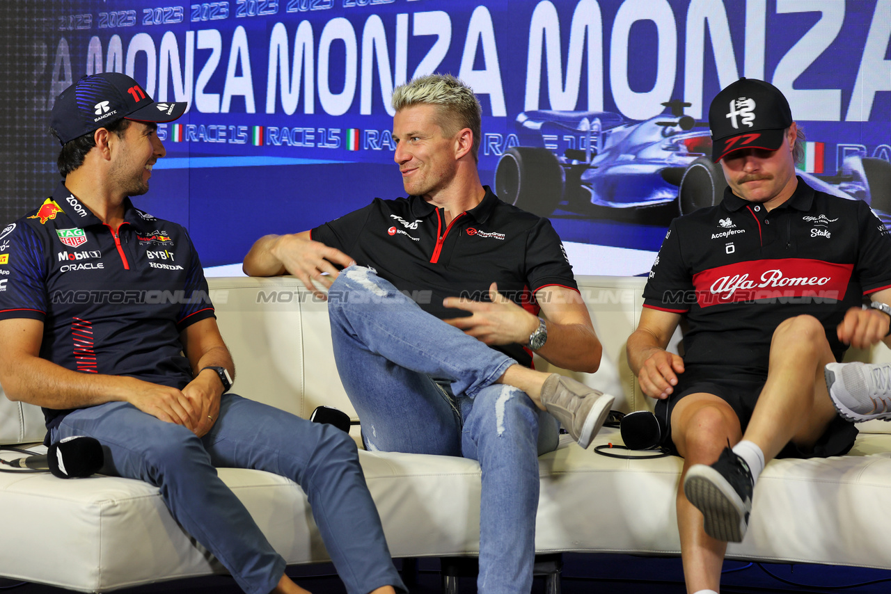 GP ITALIA, (L to R): Sergio Perez (MEX) Red Bull Racing; Nico Hulkenberg (GER) Haas F1 Team; e Valtteri Bottas (FIN) Alfa Romeo F1 Team, in the FIA Press Conference.

31.08.2023. Formula 1 World Championship, Rd 15, Italian Grand Prix, Monza, Italy, Preparation Day.

 - www.xpbimages.com, EMail: requests@xpbimages.com © Copyright: Staley / XPB Images