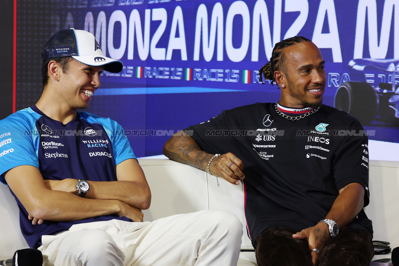 GP ITALIA, (L to R): Alexander Albon (THA) Williams Racing e Lewis Hamilton (GBR) Mercedes AMG F1 in the FIA Press Conference.

31.08.2023. Formula 1 World Championship, Rd 15, Italian Grand Prix, Monza, Italy, Preparation Day.

 - www.xpbimages.com, EMail: requests@xpbimages.com © Copyright: Staley / XPB Images