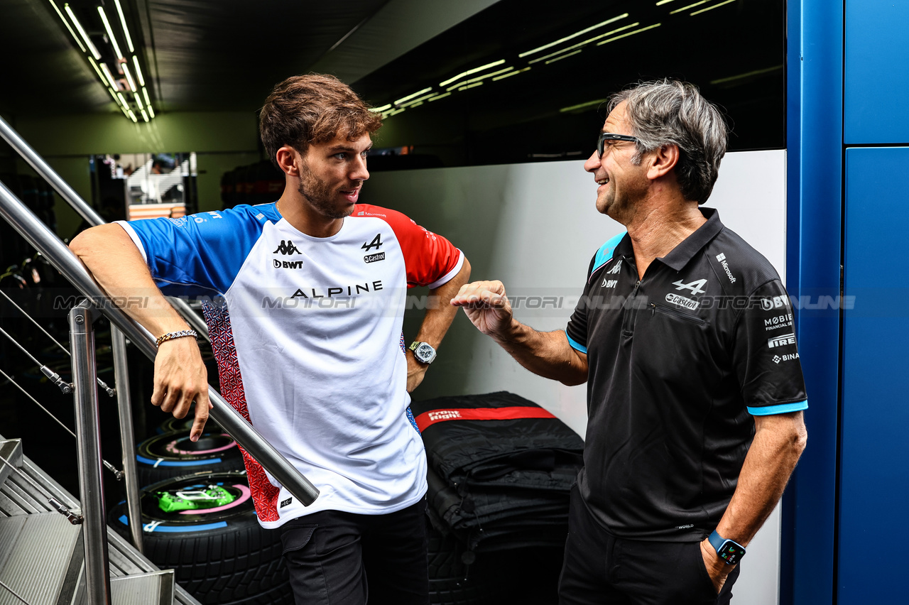 GP ITALIA, Pierre Gasly (FRA), Alpine F1 Team e Davide Brivio (ITA), Alpine F1 Team, Racing Director 
31.08.2023. Formula 1 World Championship, Rd 15, Italian Grand Prix, Monza, Italy, Preparation Day.
- www.xpbimages.com, EMail: requests@xpbimages.com © Copyright: Charniaux / XPB Images