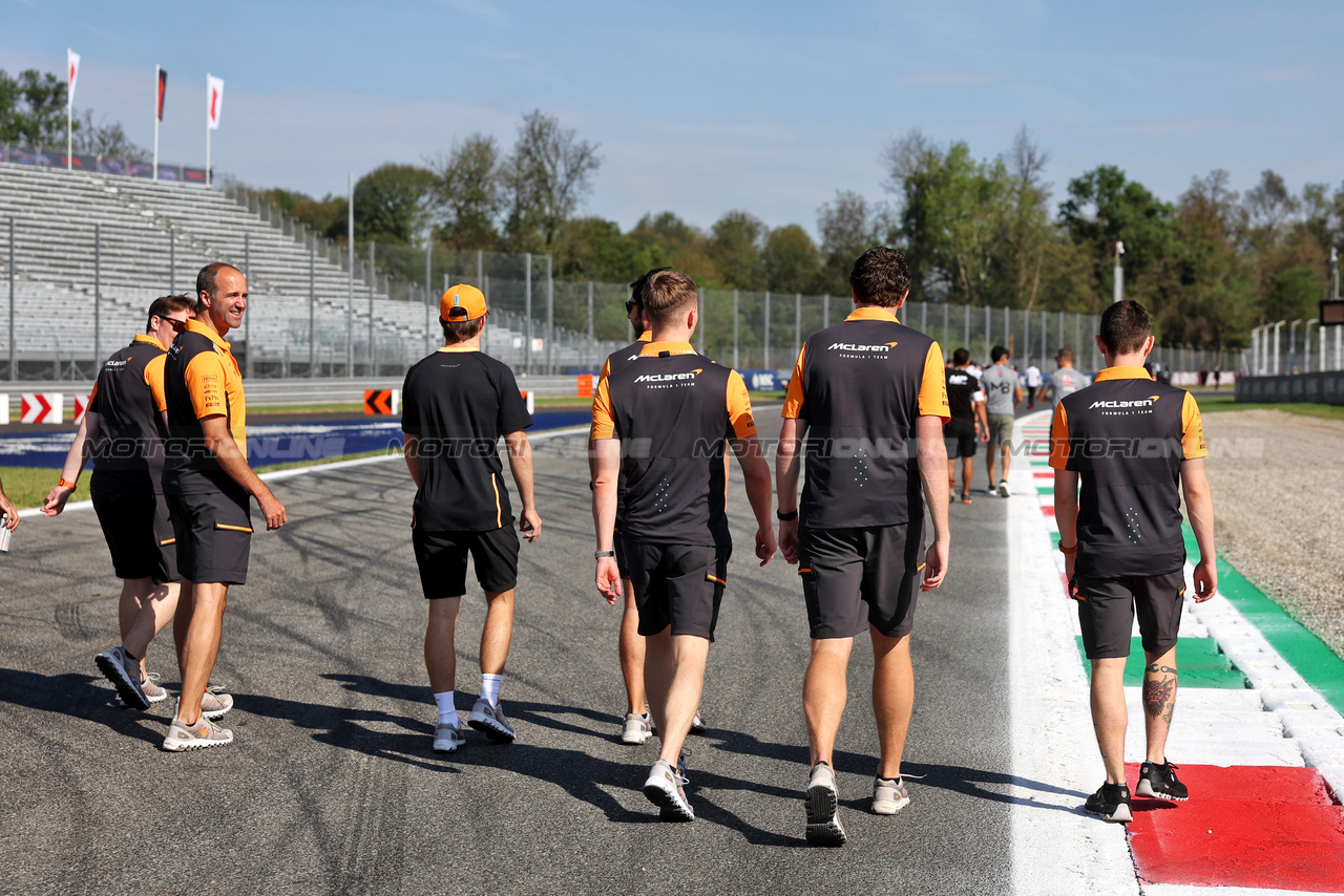 GP ITALIA, Oscar Piastri (AUS) McLaren walks the circuit with the team.

31.08.2023. Formula 1 World Championship, Rd 15, Italian Grand Prix, Monza, Italy, Preparation Day.

- www.xpbimages.com, EMail: requests@xpbimages.com © Copyright: Bearne / XPB Images