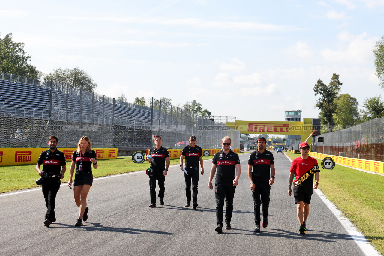 GP ITALIA, Zhou Guanyu (CHN) Alfa Romeo F1 Team walks the circuit with the team.

31.08.2023. Formula 1 World Championship, Rd 15, Italian Grand Prix, Monza, Italy, Preparation Day.

- www.xpbimages.com, EMail: requests@xpbimages.com © Copyright: Bearne / XPB Images