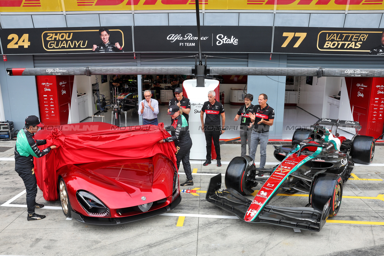 GP ITALIA, Valtteri Bottas (FIN) Alfa Romeo F1 Team e Zhou Guanyu (CHN) Alfa Romeo F1 Team - Alfa Romeo 33 Stradale unveil.

31.08.2023. Formula 1 World Championship, Rd 15, Italian Grand Prix, Monza, Italy, Preparation Day.

- www.xpbimages.com, EMail: requests@xpbimages.com © Copyright: Bearne / XPB Images