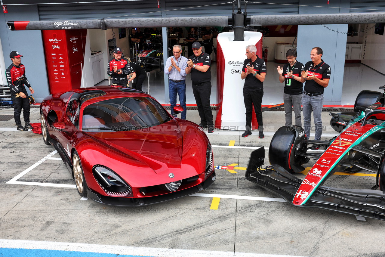 GP ITALIA, Valtteri Bottas (FIN) Alfa Romeo F1 Team e Zhou Guanyu (CHN) Alfa Romeo F1 Team - Alfa Romeo 33 Stradale unveil.

31.08.2023. Formula 1 World Championship, Rd 15, Italian Grand Prix, Monza, Italy, Preparation Day.

- www.xpbimages.com, EMail: requests@xpbimages.com © Copyright: Bearne / XPB Images