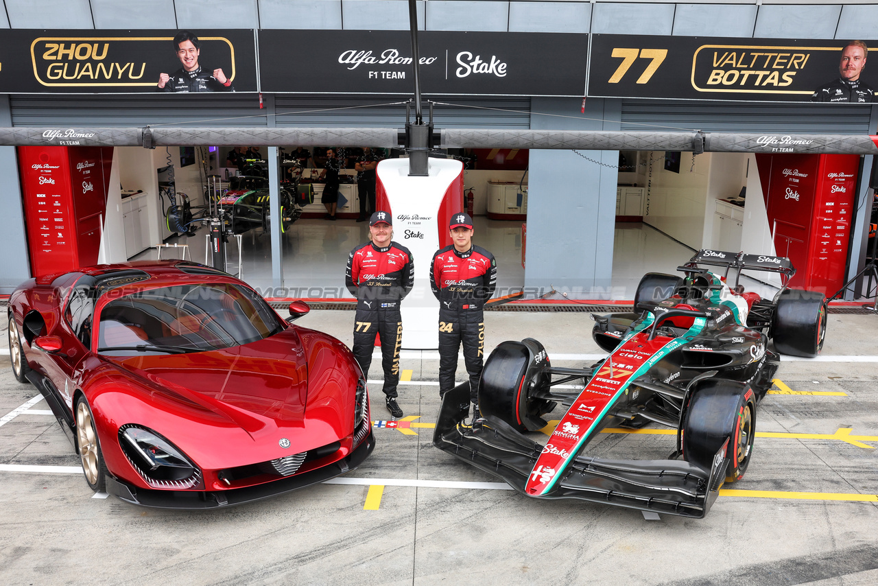 GP ITALIA, (L to R): Valtteri Bottas (FIN) Alfa Romeo F1 Team e Zhou Guanyu (CHN) Alfa Romeo F1 Team with the Alfa Romeo 33 Stradale e Alfa Romeo F1 Team C43.

31.08.2023. Formula 1 World Championship, Rd 15, Italian Grand Prix, Monza, Italy, Preparation Day.

- www.xpbimages.com, EMail: requests@xpbimages.com © Copyright: Bearne / XPB Images
