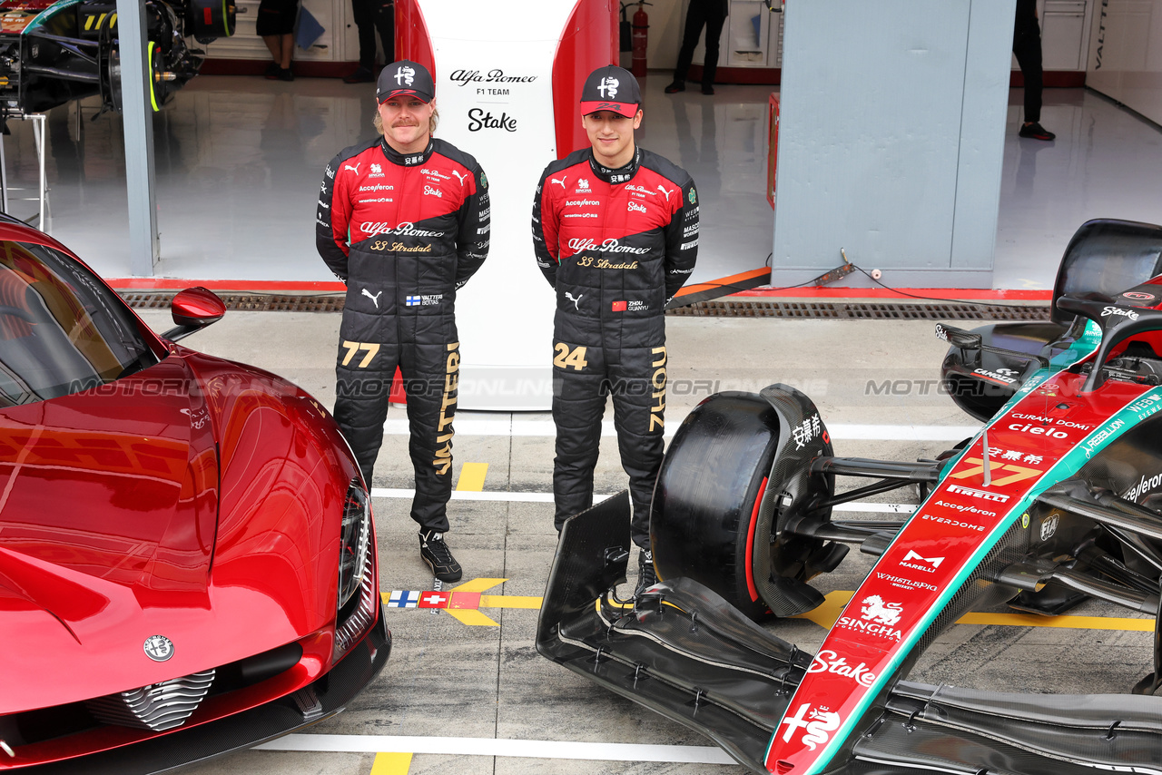 GP ITALIA, (L to R): Valtteri Bottas (FIN) Alfa Romeo F1 Team e Zhou Guanyu (CHN) Alfa Romeo F1 Team with the Alfa Romeo 33 Stradale e Alfa Romeo F1 Team C43.

31.08.2023. Formula 1 World Championship, Rd 15, Italian Grand Prix, Monza, Italy, Preparation Day.

- www.xpbimages.com, EMail: requests@xpbimages.com © Copyright: Bearne / XPB Images